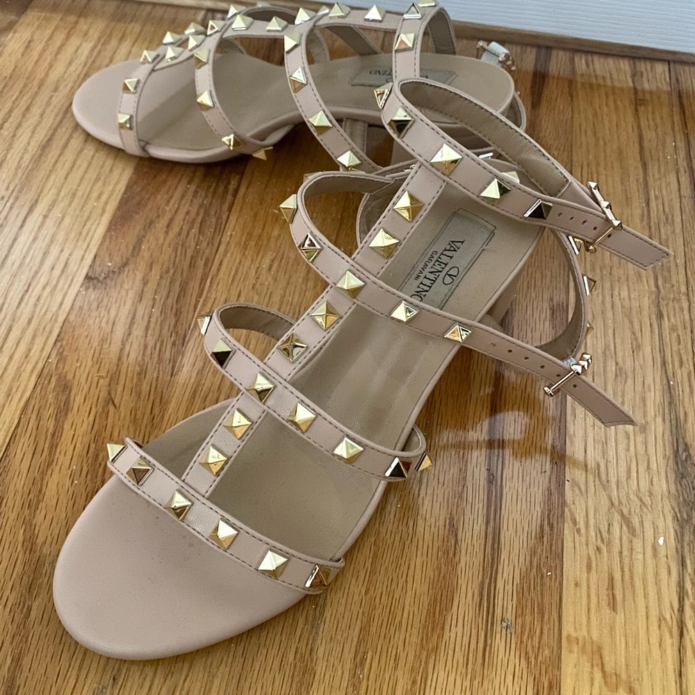 Rockstud nude heels